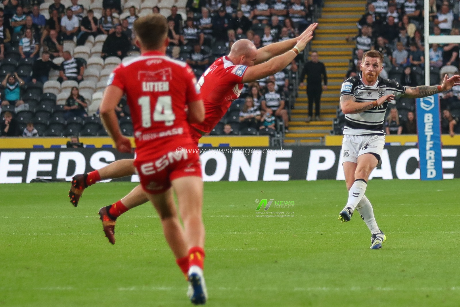 Marc Sneyd (7) of Hull FC scores a drop goal to win the match for Hull FC
