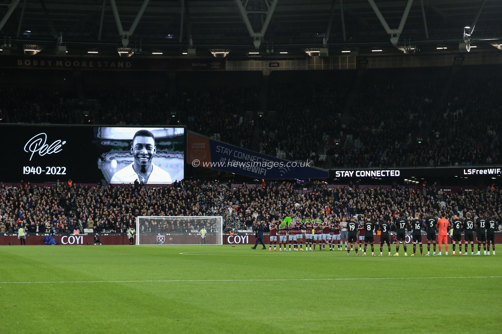 A minute applause is held by both teams to remember the life of the late Pele who passed away this week during the Premier League match West Ham United vs Brentford at London Stadium, London, United Kingdom, 30th December 2022

(Photo by Arron Gent/News Images)