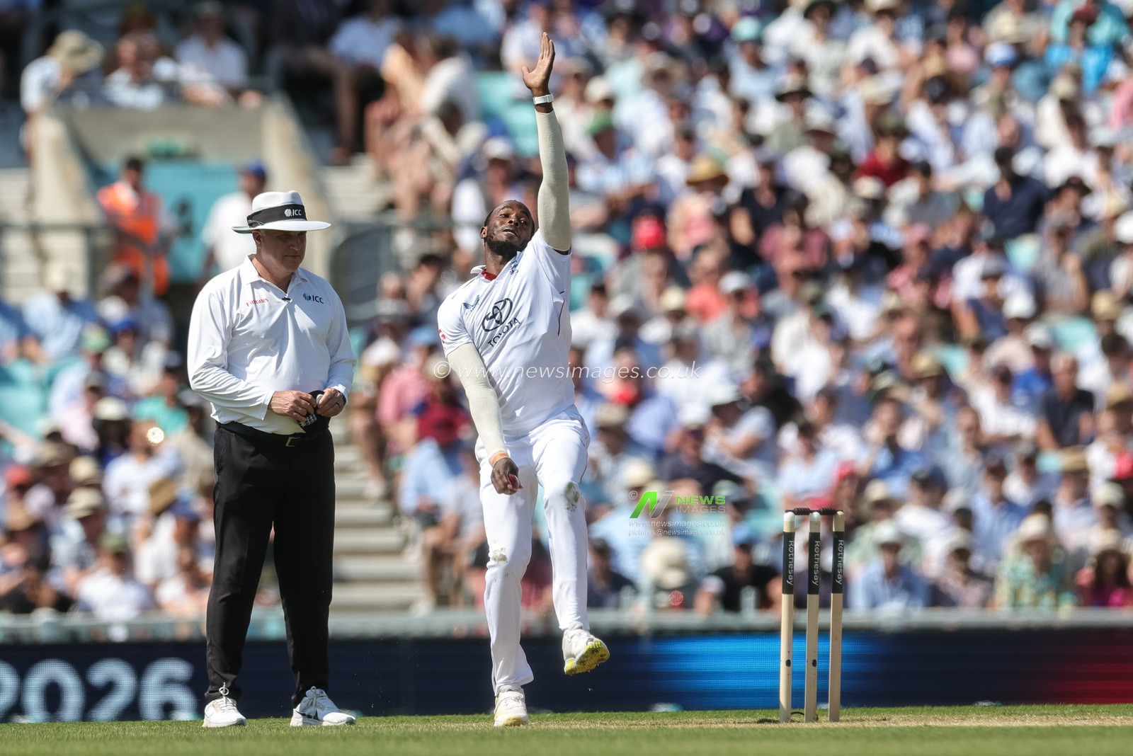 Jofra Archer of England delivers the ball during the 2nd Rothesay Test Match Day 3 match England vs New Zealand at The Kia Oval, London, United Kingdom on 19 June 2026

(Photo by Mark Cosgrove/News Images)