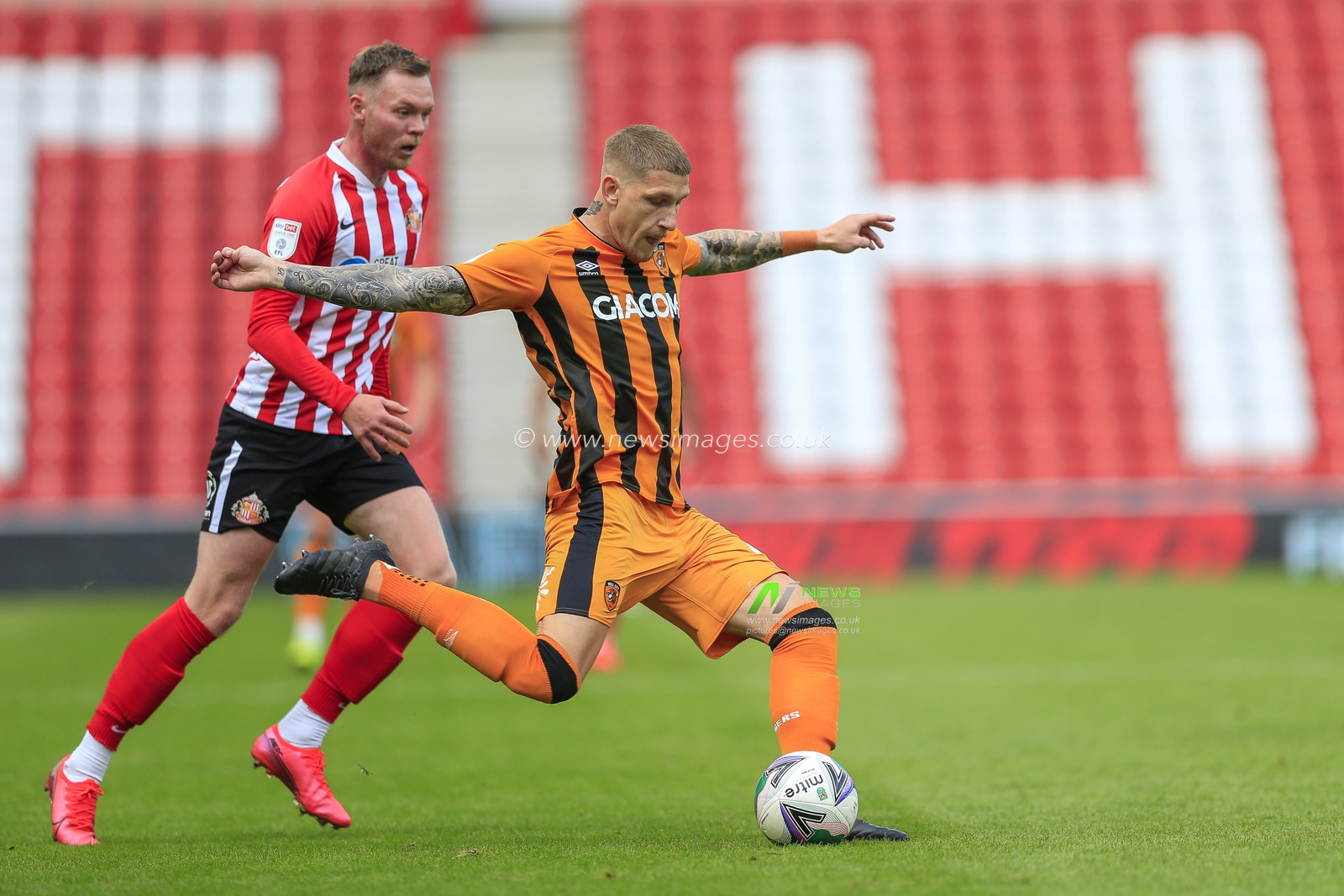 Jordy de Wijs (4) of Hull City under pressure from Aiden O'Brien (10) of Sunderland