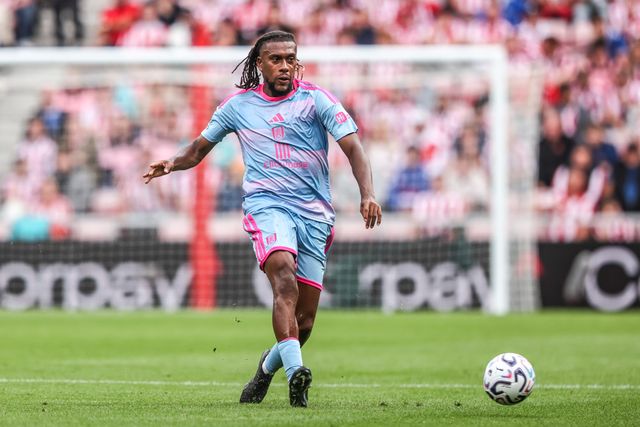 Alex Iwobi of Fulham passes the ball during the Premier League match Sunderland vs Fulham at Stadium Of Light, Sunderland, United Kingdom on 30 August 2026

(Photo by Alfie Cosgrove/News Images)