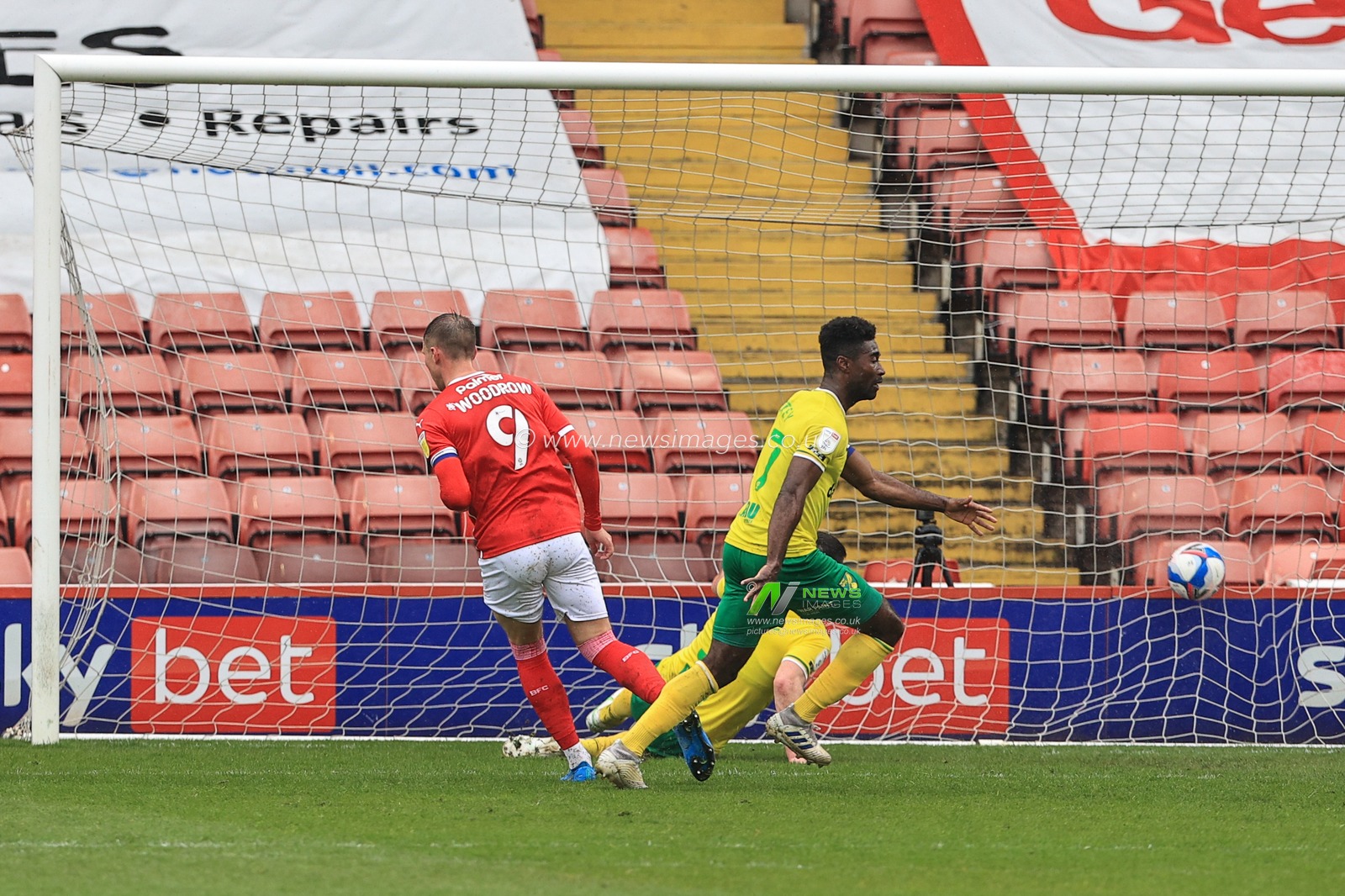 Cauley Woodrow #9 of Barnsley celebrates his goal to make it 1-0