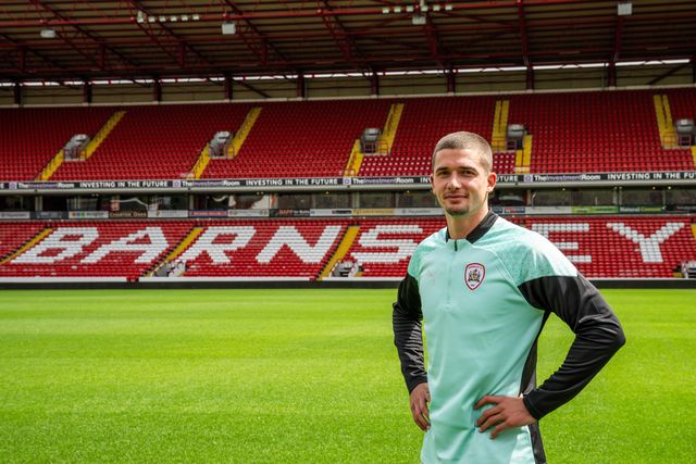 Barnsley Max Watters signs for Barnsley