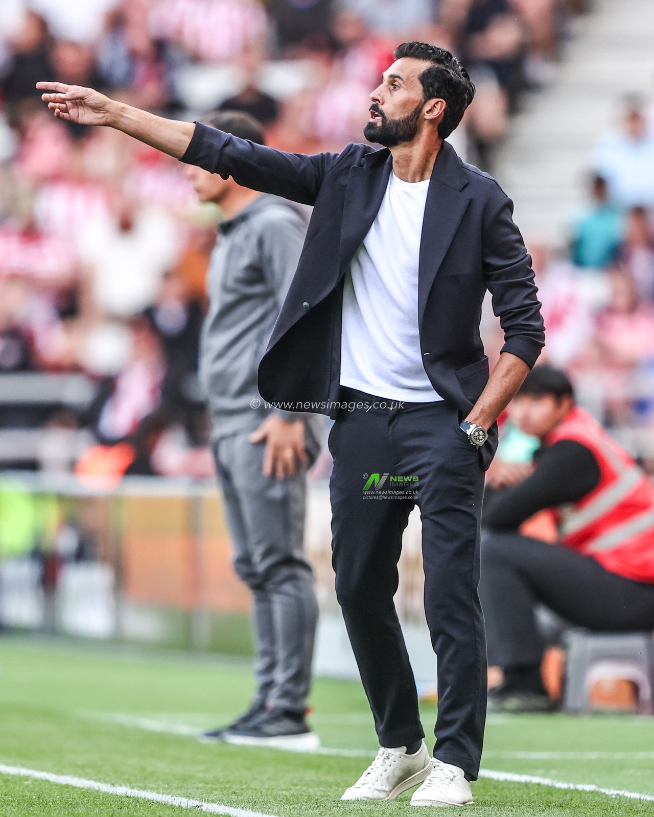 Alvaro Arbeloa manager of Fulham gives his team instructions during the Premier League match Sunderland vs Fulham at Stadium Of Light, Sunderland, United Kingdom on 30 August 2026

(Photo by Alfie Cosgrove/News Images)