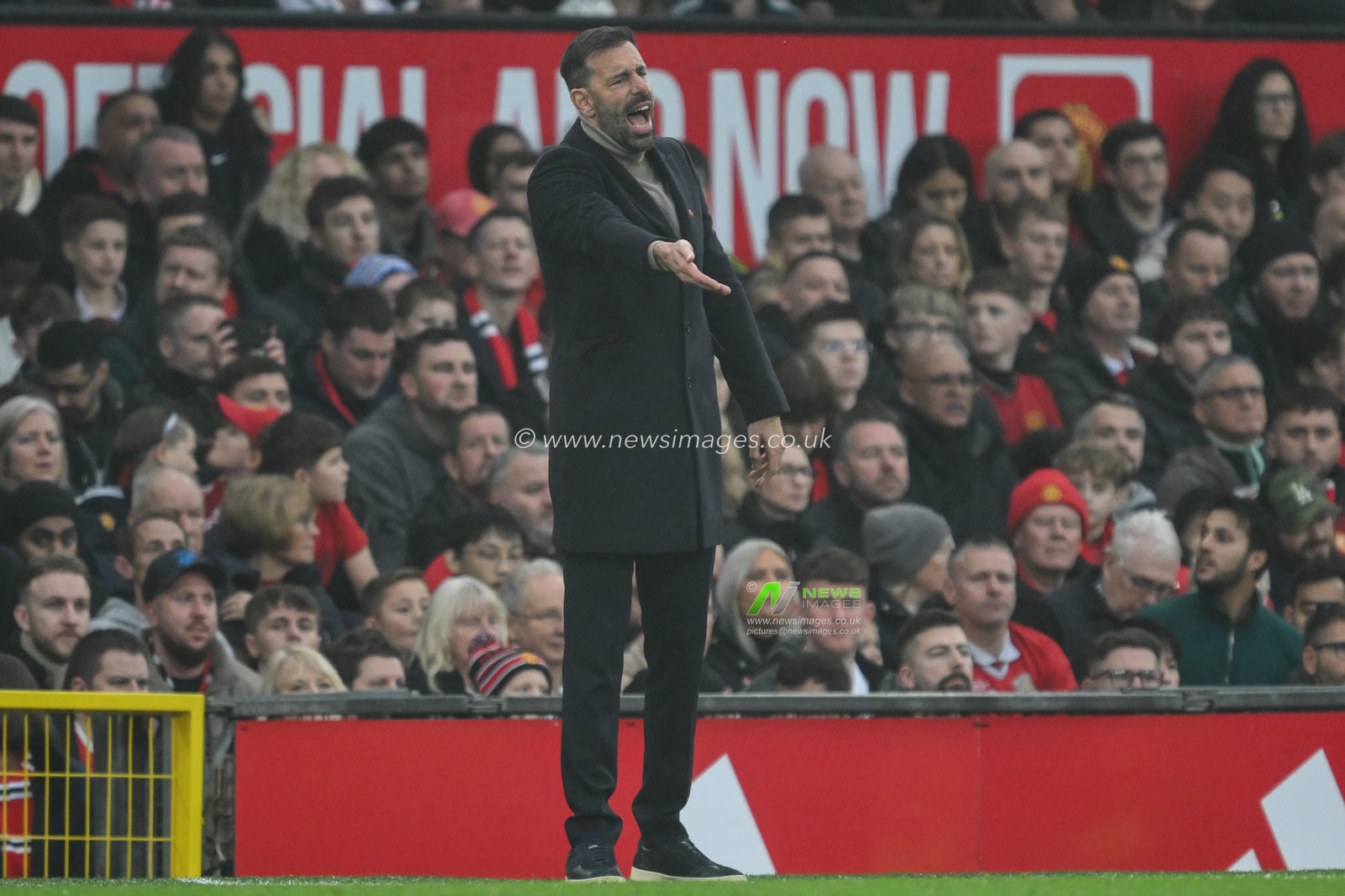 Ruud van Nistelrooy interim manager of Manchester United shouts at his players during the Premier League match Manchester United vs Leicester City at Old Trafford, Manchester, United Kingdom, 10th November 2024

(Photo by Craig Thomas/News Images)