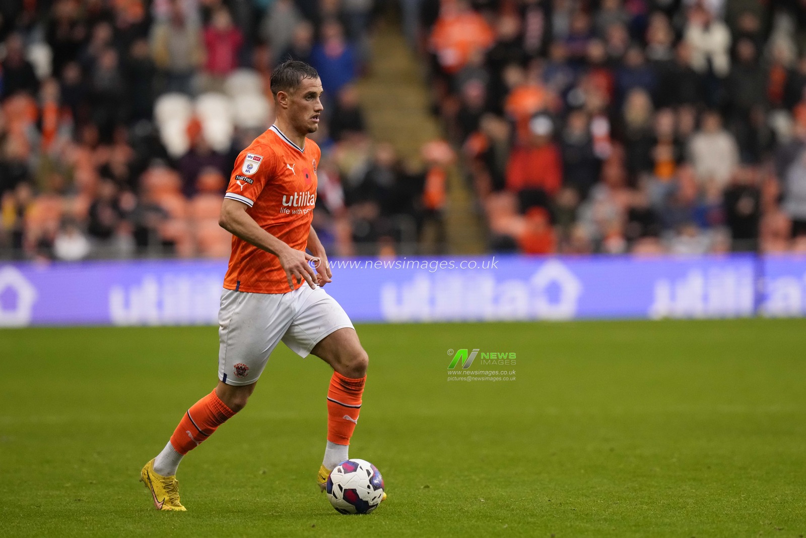 Jerry Yates #9 of Blackpool makes a break during the Sky Bet Championship match Blackpool vs Luton Town at Bloomfield Road, Blackpool, United Kingdom, 5th November 2022

(Photo by Steve Flynn/News Images)