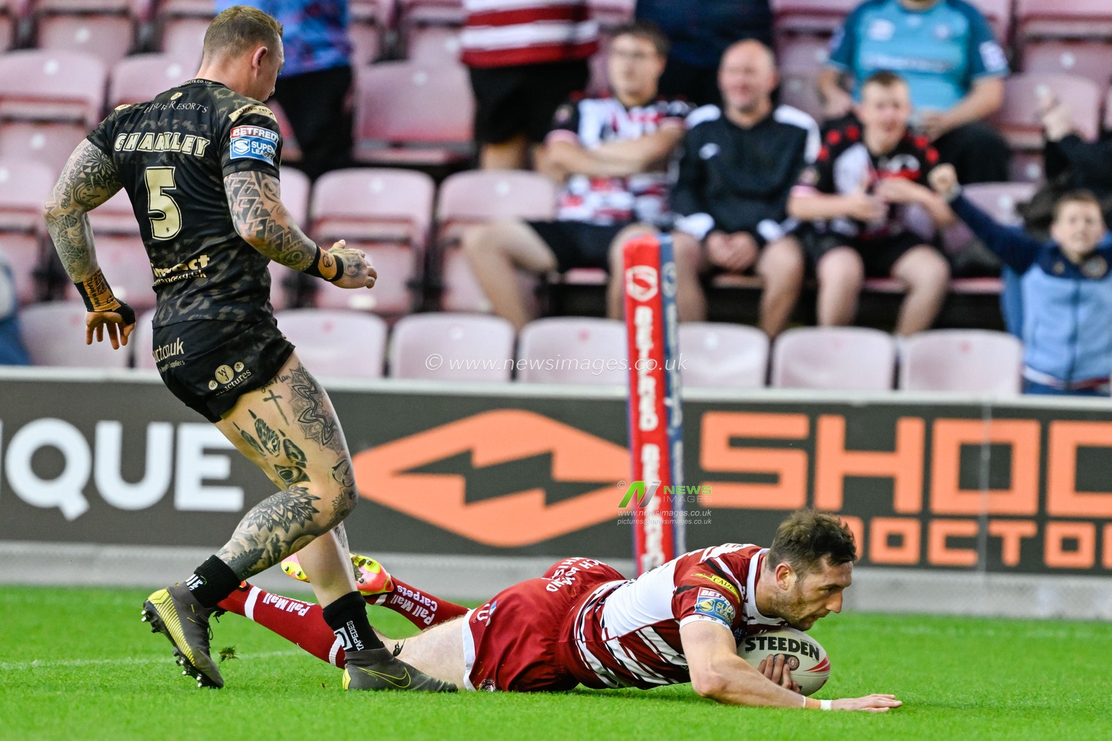 Jake Wardle of Wigan Warriors goes over for a try to make it 10-0 Wigan during the Betfred Super League match Wigan Warriors vs Leigh Leopards at DW Stadium, Wigan, United Kingdom, 6th August 2024

(Photo by Cody Froggatt/News Images)