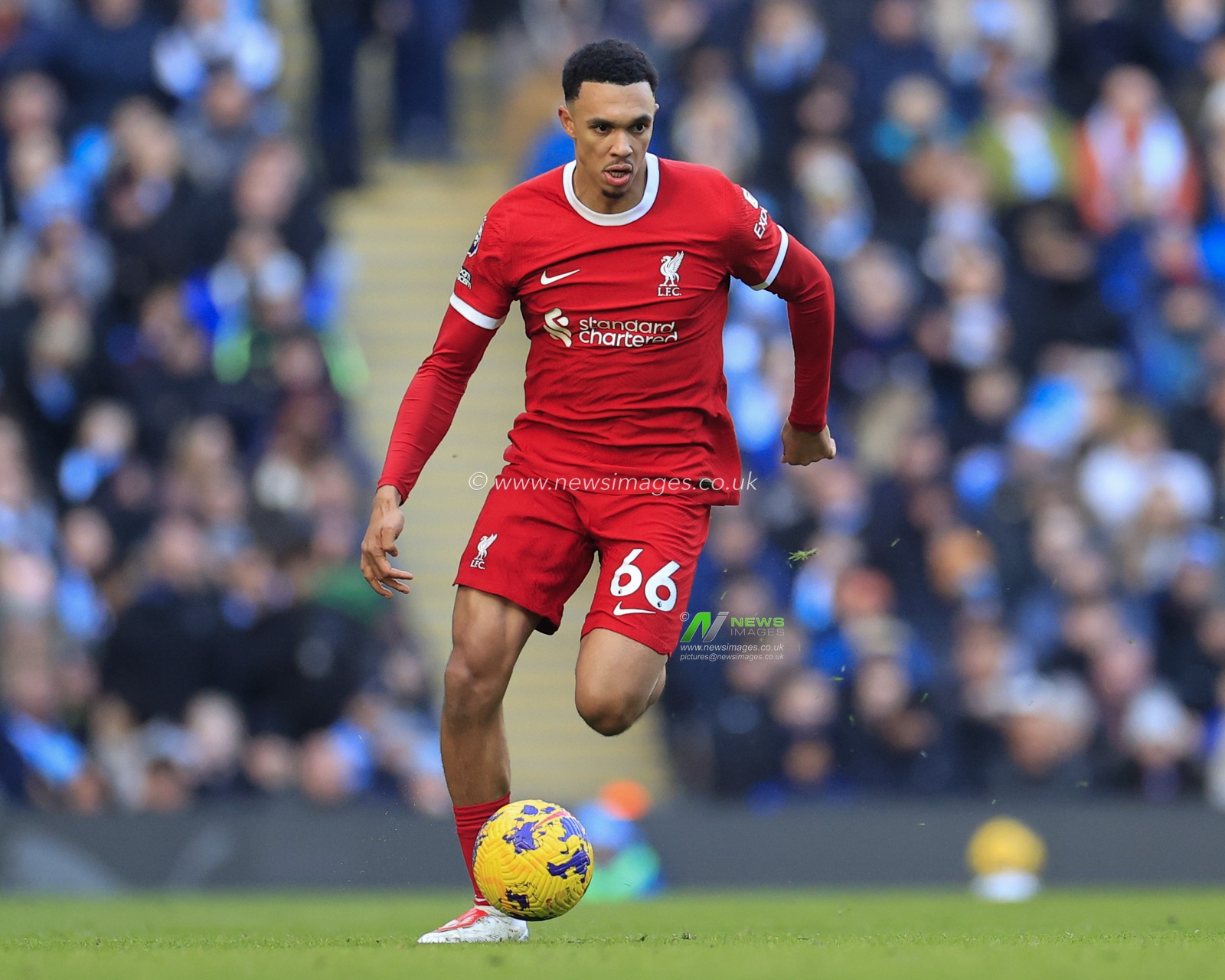 Trent Alexander-Arnold #66 of Liverpool runs with the ball during the Premier League match Manchester City vs Liverpool at Etihad Stadium, Manchester, United Kingdom, 25th November 2023

(Photo by Conor Molloy/News Images)