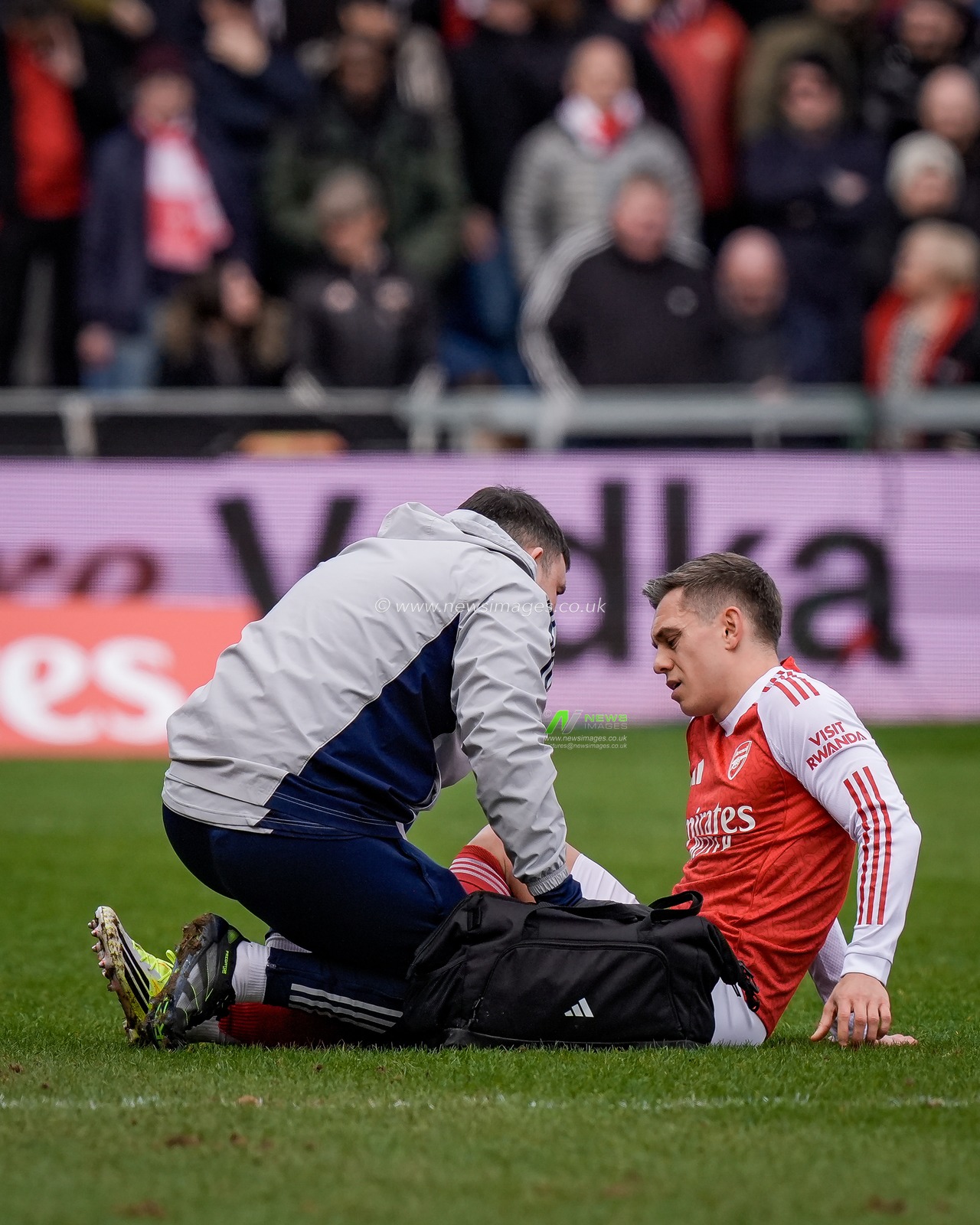 Leandro Trossard of Arsenal receives treatment and is substituted after an injury during the Emirates FA Cup fifth round match Mansfield Town vs Arsenal at One Call Stadium, Mansfield, United Kingdom on 07 March 2026

(Photo by Maynard Manyowa/News Images)