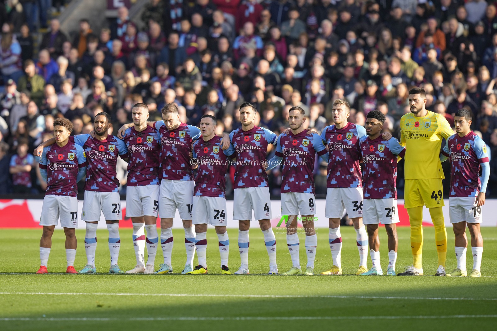 Burnley players stand for a minutes silence to commemorate Remembrance Day before  the Sky Bet Championship match Burnley vs Blackburn Rovers at Turf Moor, Burnley, United Kingdom, 13th November 2022

(Photo by Steve Flynn/News Images)
