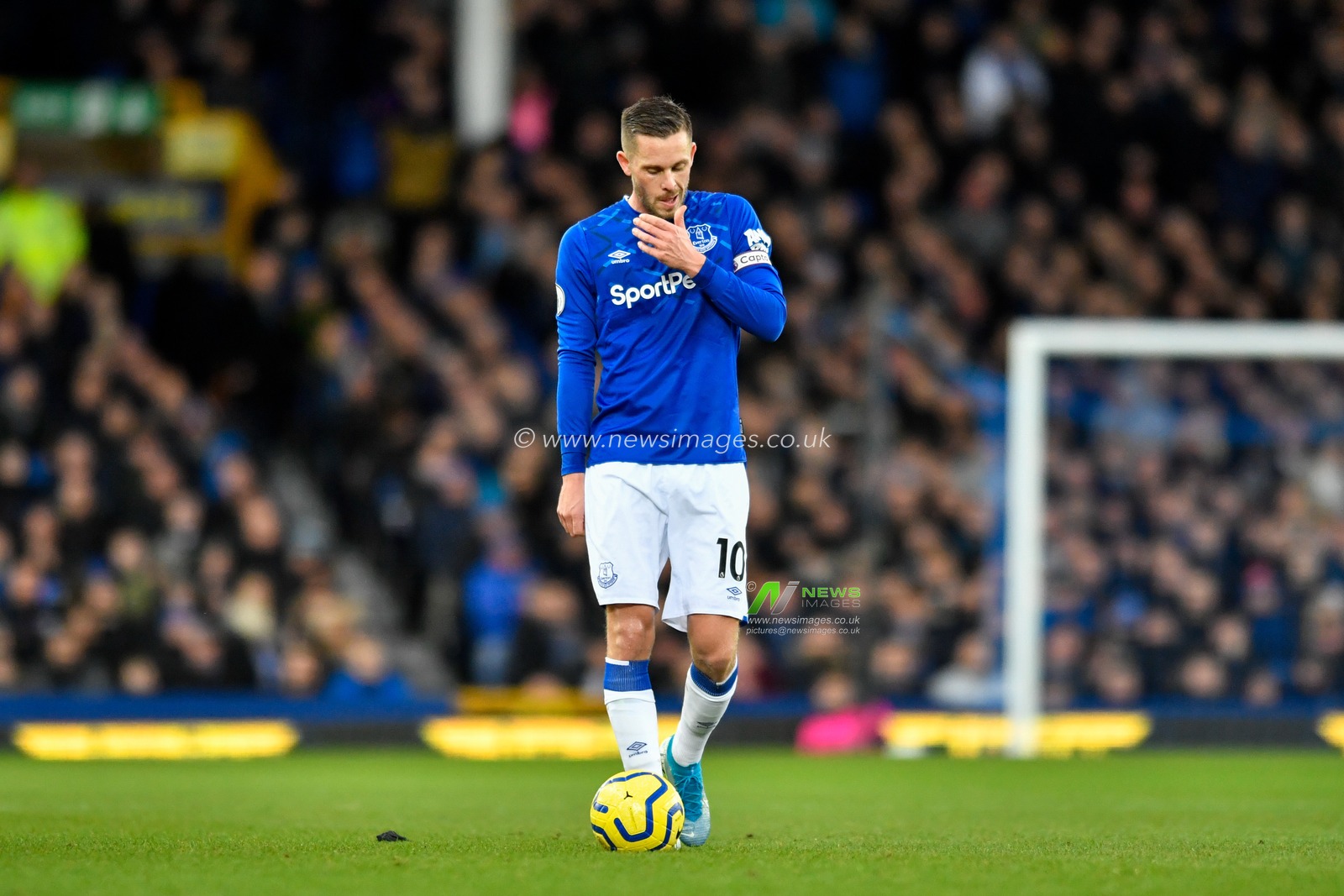 11th January 2020, Goodison Park, Liverpool, England; Premier League, Everton v Brighton and Hove Albion : Gylfi Sigurdsson (10) of Everton prepares to take a free kick

Credit: Simon Whitehead/News Images