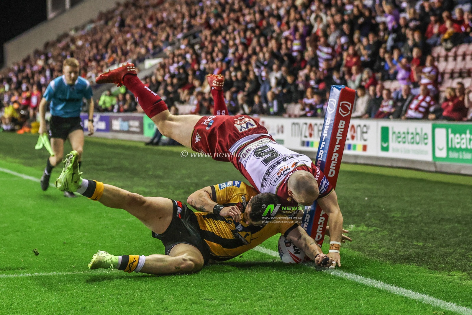 Liam Marshall of Wigan Warriors goes over for a try to make it 22-0 during the Betfred Super League Round 26 match Wigan Warriors vs Castleford Tigers at The Brick Community Stadium, Wigan, United Kingdom, 12th September 2025

(Photo by Alfie Cosgrove/News Images)