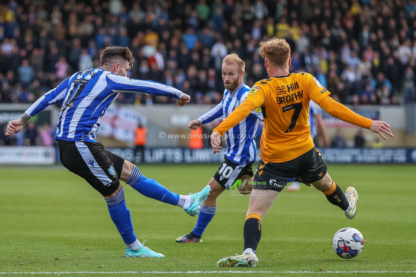 Josh Windass #11 of Sheffield Wednesday has a shot at goal during the Sky Bet League 1 match Cambridge United vs Sheffield Wednesday at Abbey Stadium, Cambridge, United Kingdom, 15th October 2022

(Photo by Gareth Evans/News Images)