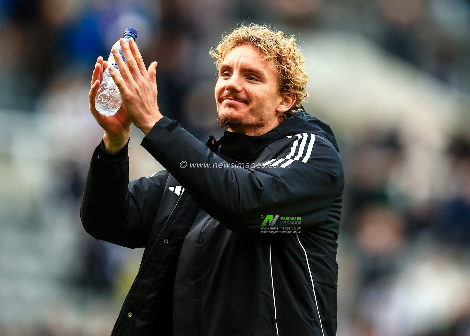 Nick Woltemade of Newcastle United applauds the fans after the final whistle during the Premier League match Newcastle United vs Wolverhampton Wanderers at St. James's Park, Newcastle, United Kingdom, 13th September 2025

(Photo by Richard Bierton/News Images)