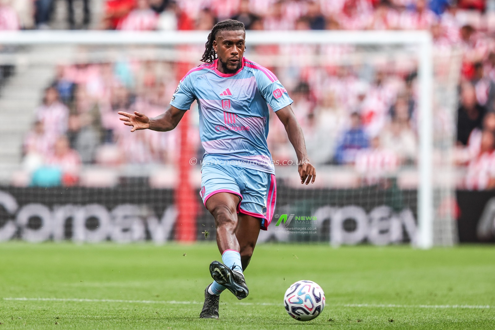 Alex Iwobi of Fulham breaks with the ball during the Premier League match Sunderland vs Fulham at Stadium Of Light, Sunderland, United Kingdom on 30 August 2026

(Photo by Alfie Cosgrove/News Images)