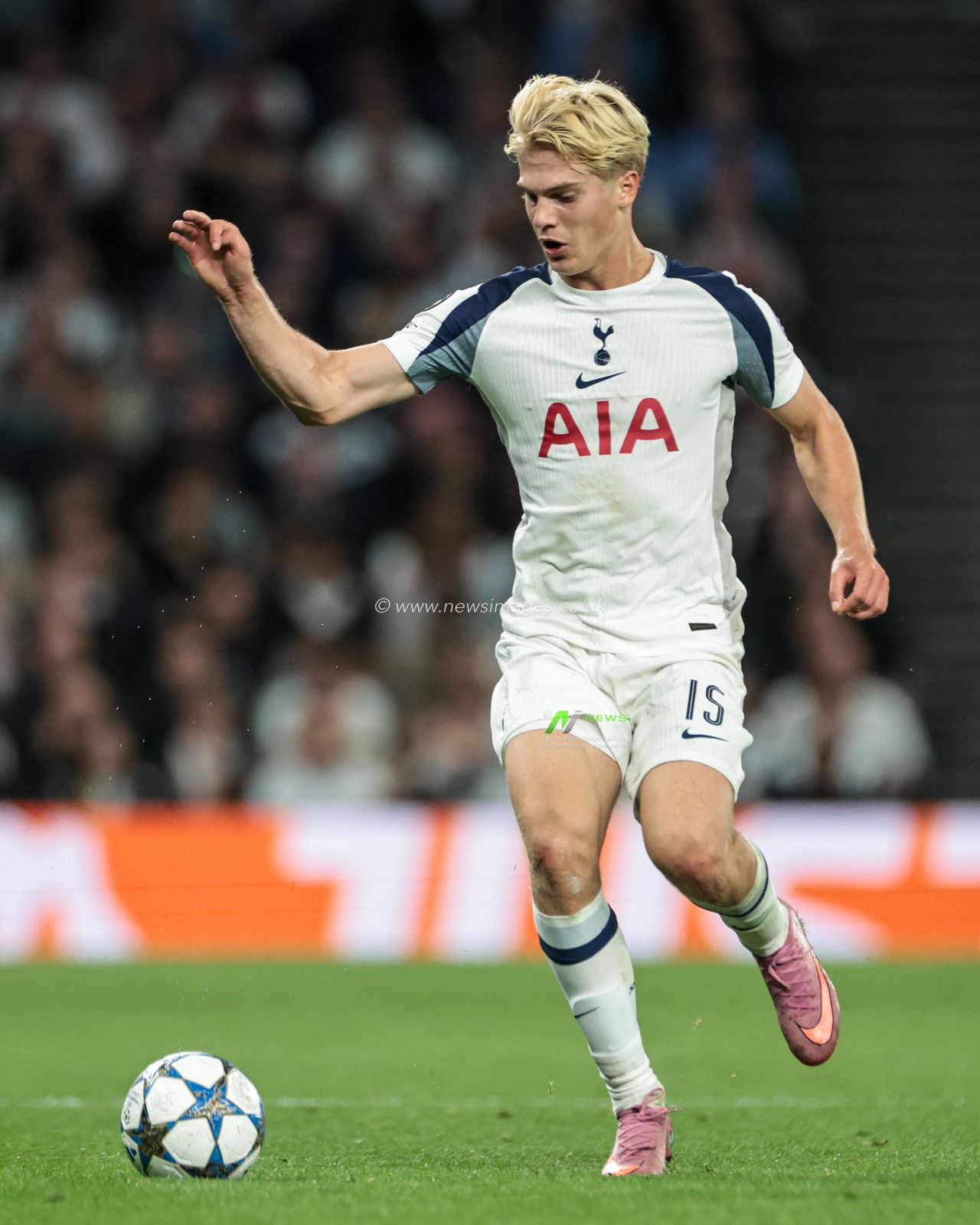 Lucas Bergvall of Tottenham Hotspur controls the ball during the UEFA Champions League match Tottenham Hotspur vs Villarreal at Tottenham Hotspur Stadium, London, United Kingdom, 16th September 2025

(Photo by Mark Cosgrove/News Images)