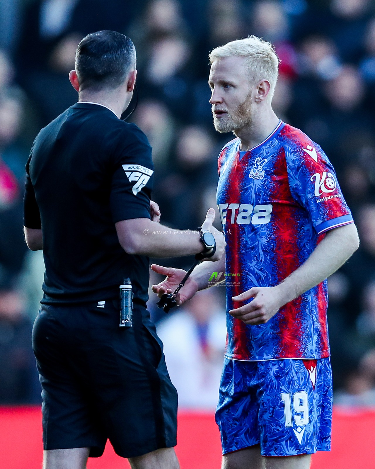 Referee Michael Oliver speaks to Will Hughes of Crystal Palace during the Emirates FA Cup 5th Round match Crystal Palace vs Millwall at Selhurst Park, London, United Kingdom, 1st March 2025

(Photo by Izzy Poles/News Images)