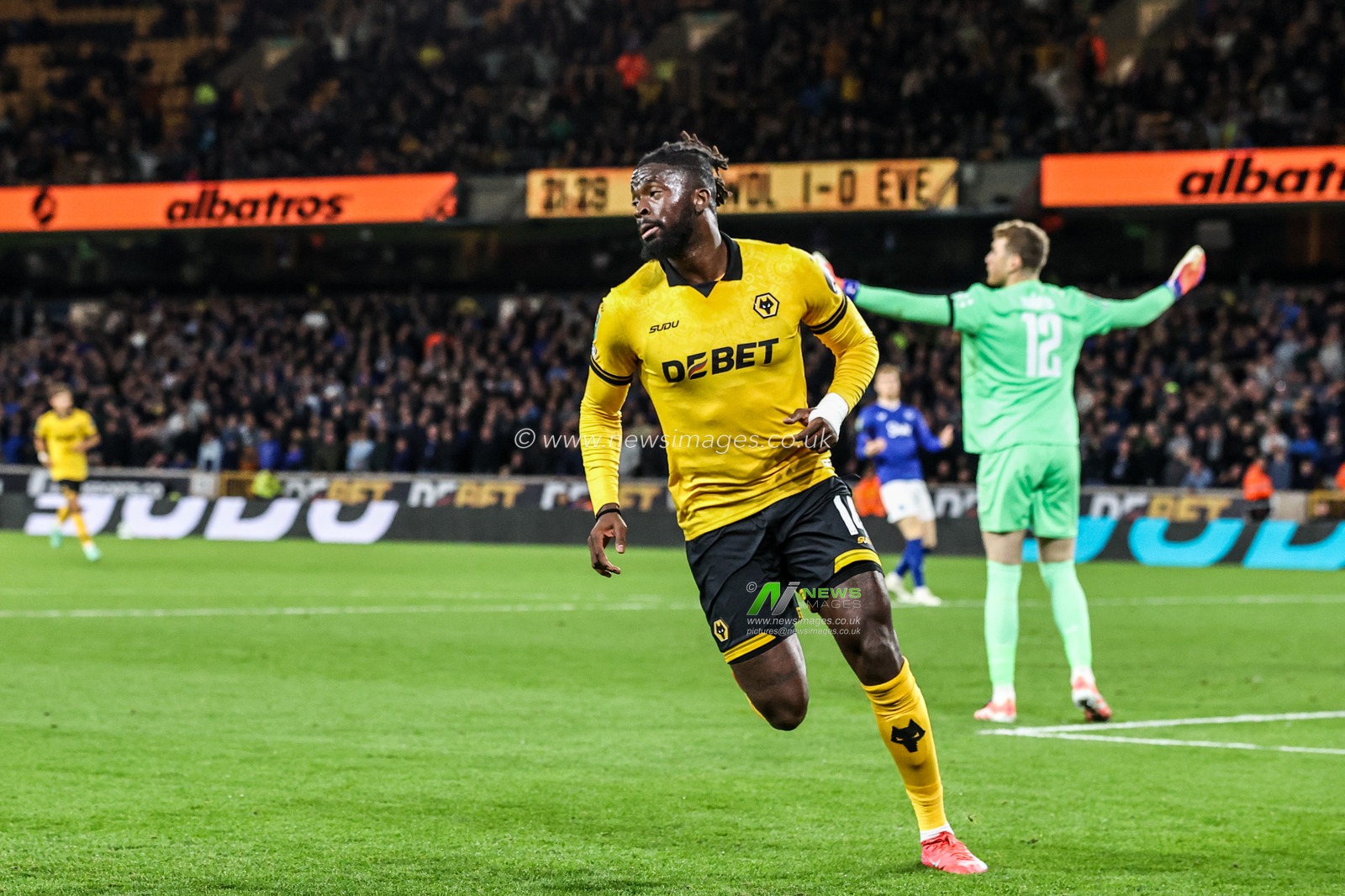 Tolu Arokodare of Wolverhampton Wanderers celebrates his goal to make it 2-0 during the Carabao Cup round 3 match Wolverhampton Wanderers vs Everton at Molineux, Wolverhampton, United Kingdom, 23rd September 2025

(Photo by Alfie Cosgrove/News Images)