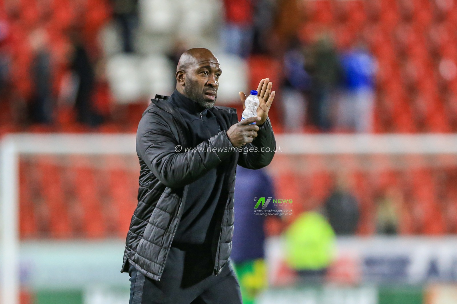 22nd December 2018, New York Stadium, Rotherham, England; Sky Bet Championship Rotherham Utd v West Bromwich Albion ; Darren Moore manager of West Brom applauds the traveling fans as West Brom win 0-4


Credit: Mark Cosgrove/News Images

English Football League images are subject to DataCo Licence