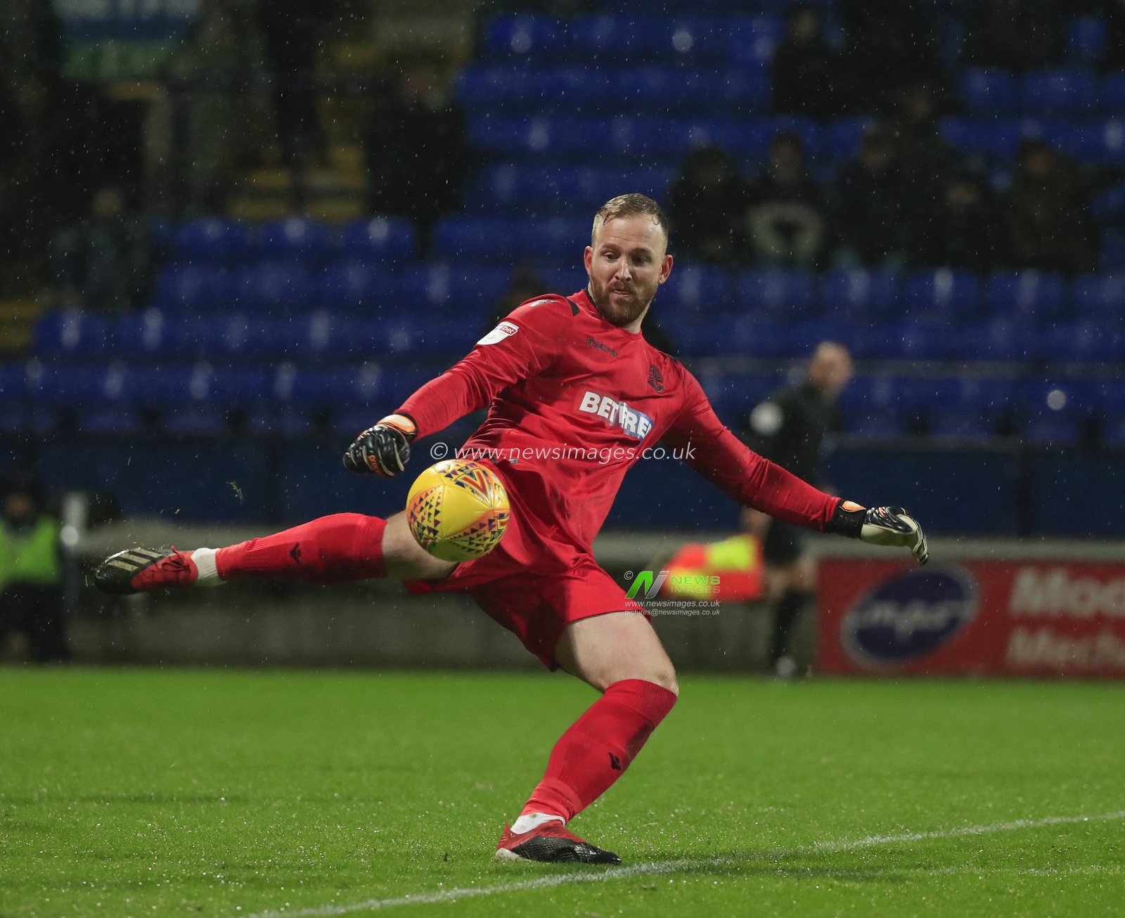 15th December 2018, University of Bolton Stadium, Bolton, England; Sky Bet Championship, Bolton vs Leeds United ; Ben Alnwick of Bolton Wanderers clears the ball upfield

Credit: Conor Molloy/News Images

English Football League images are subject to DataCo Licence