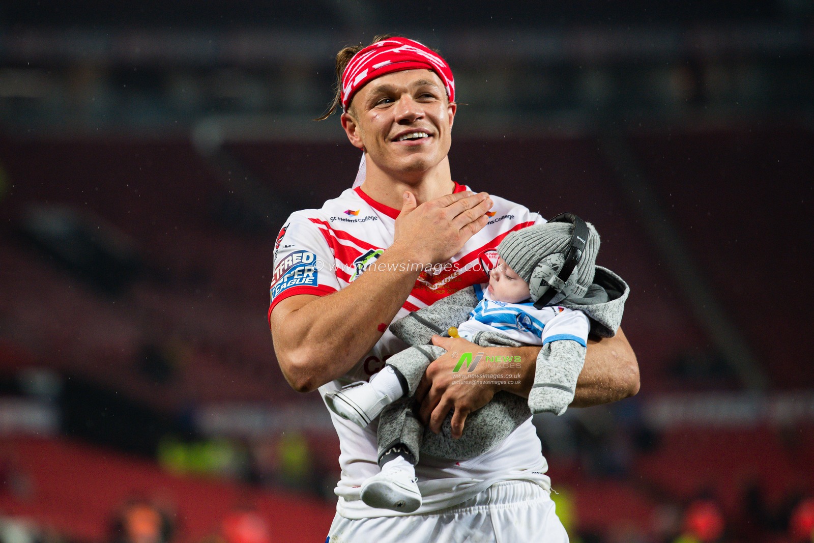 12th October 2019, Old Trafford, Manchester, England; The Grand Final 2019, Saint Helens v Salford Red Devils : Jonny Lomax (1) of Saint Helens celebrates saints with his baby

Credit: Craig Thomas/News Images