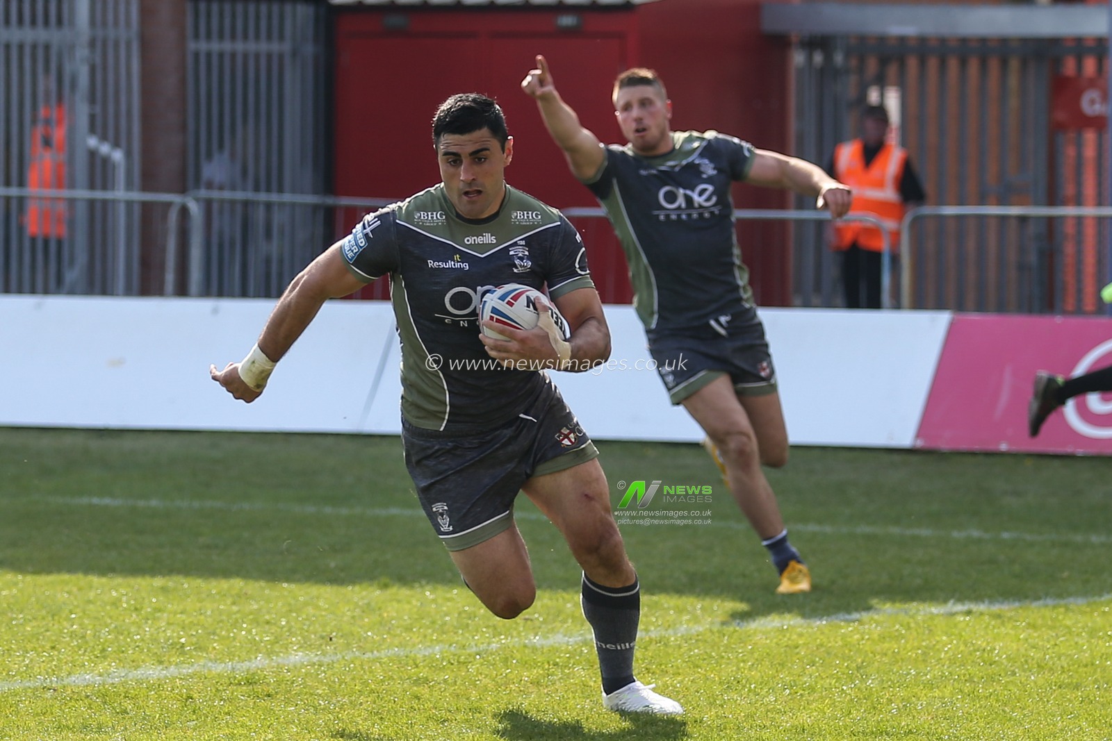 22nd April 2019 , KCOM Craven Park, Hull, England; Betfred Super League, Round 12, Hull KR vs Warrington Wolves ; Bryson Goodwin (3) of Warrington Wolves runs in for a try


Credit: David Greaves/News Images