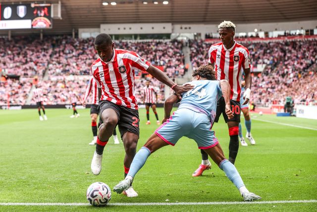 Noah Sadiki of Sunderland and Oscar Bobb of Fulham battle for the ball during the Premier League match Sunderland vs Fulham at Stadium Of Light, Sunderland, United Kingdom on 30 August 2026

(Photo by Alfie Cosgrove/News Images)