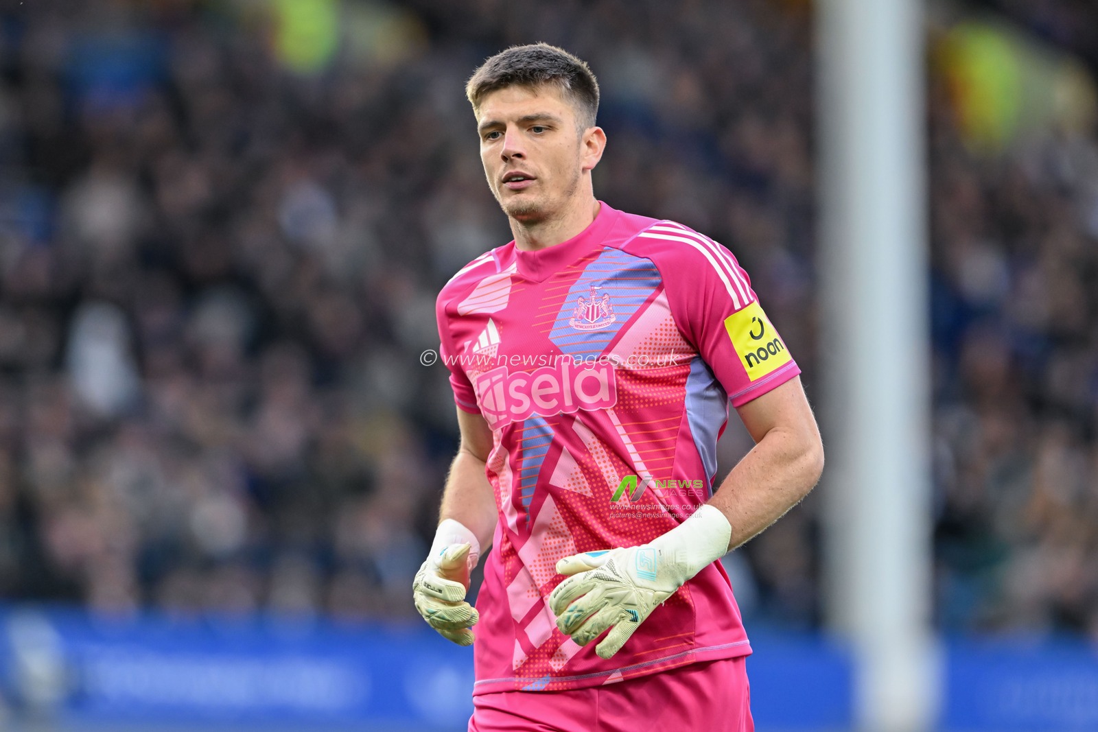 Nick Pope of Newcastle United during the Premier League match Everton vs Newcastle United at Goodison Park, Liverpool, United Kingdom, 5th October 2024

(Photo by Cody Froggatt/News Images)