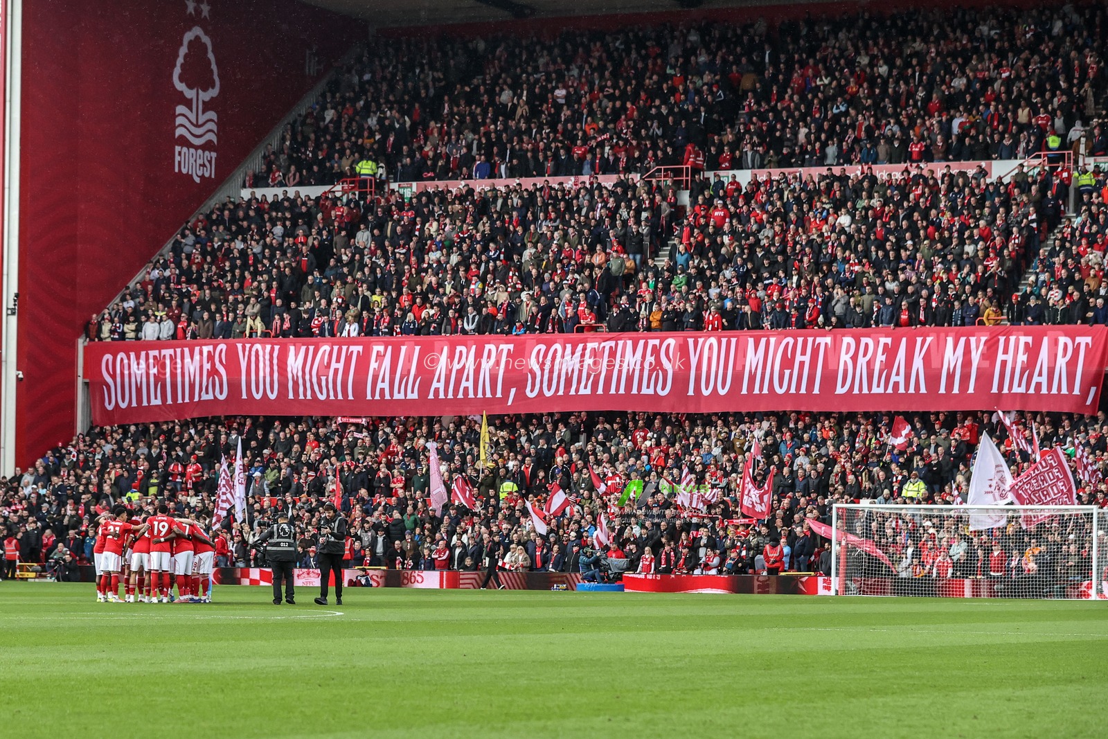 Nottingham Forest have a team huddle before the game during the Premier League match Nottingham Forest vs Liverpool at City Ground, Nottingham, United Kingdom on 22 February 2026

(Photo by Alfie Cosgrove/News Images)