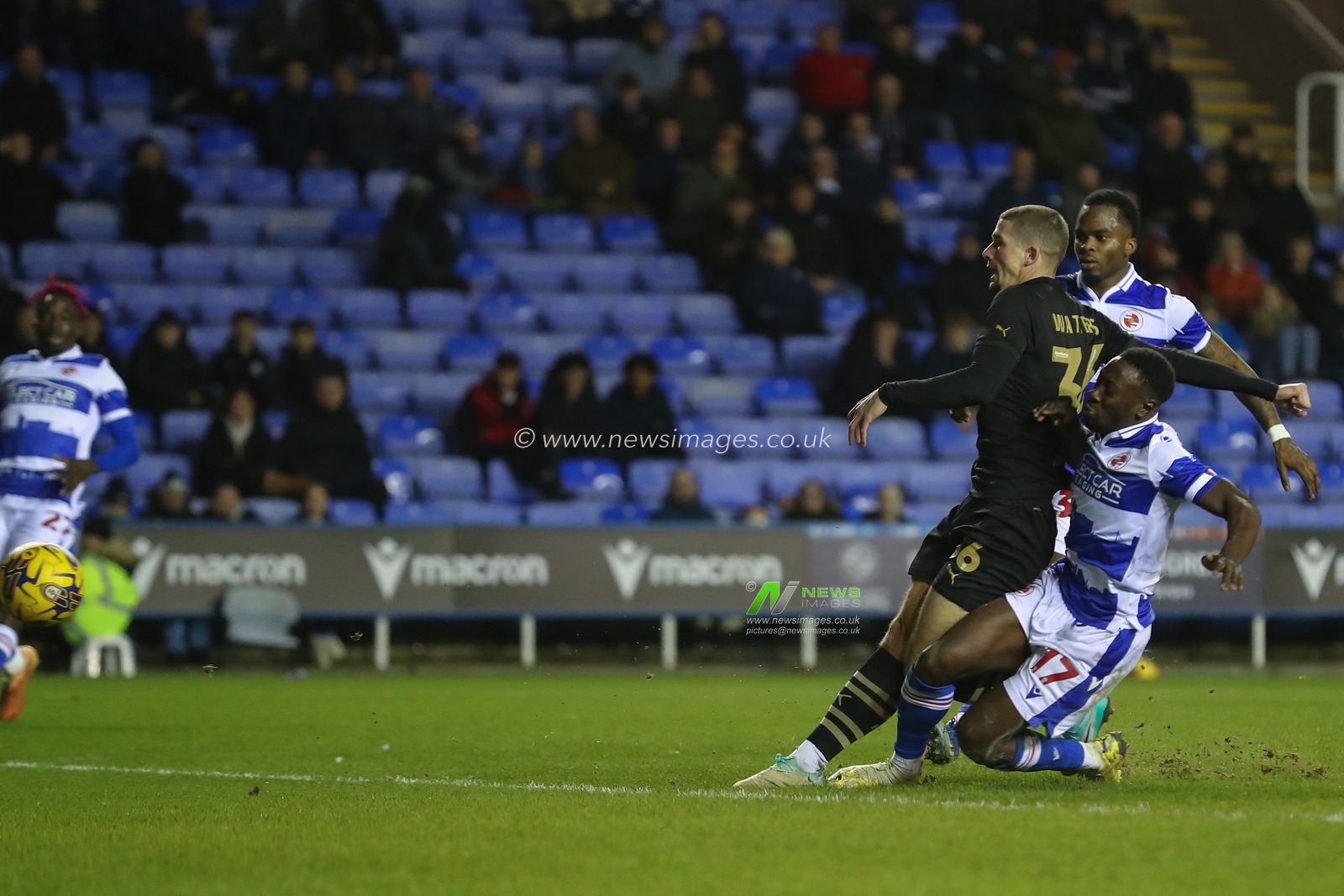 Max Watters #36 of Barnsley scores a goal to make it 1-3 during the Sky Bet League 1 match Reading vs Barnsley at Select Car Leasing Stadium, Reading, United Kingdom, 9th December 2023

(Photo by Gareth Evans/News Images)