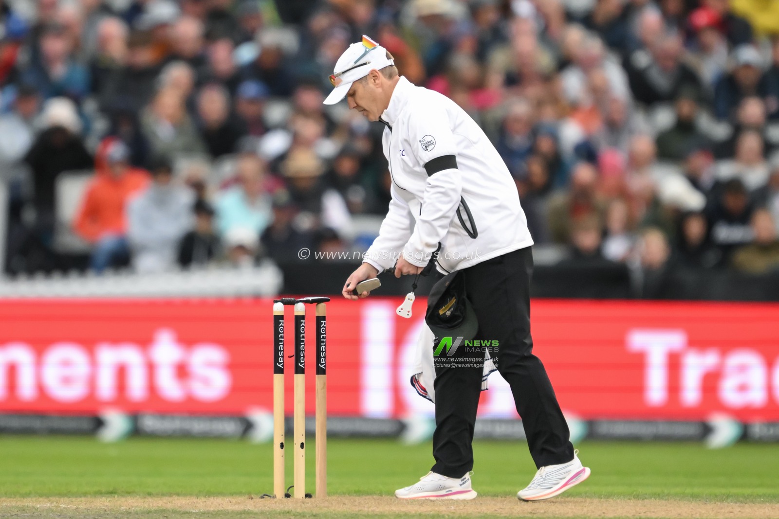 A umpire takes a light meter reading from the stumps during the England Men v Sri Lanka 1st Rothesay Test Match at Old Trafford, Manchester, United Kingdom, 20th August 2024

(Photo by Craig Thomas/News Images)