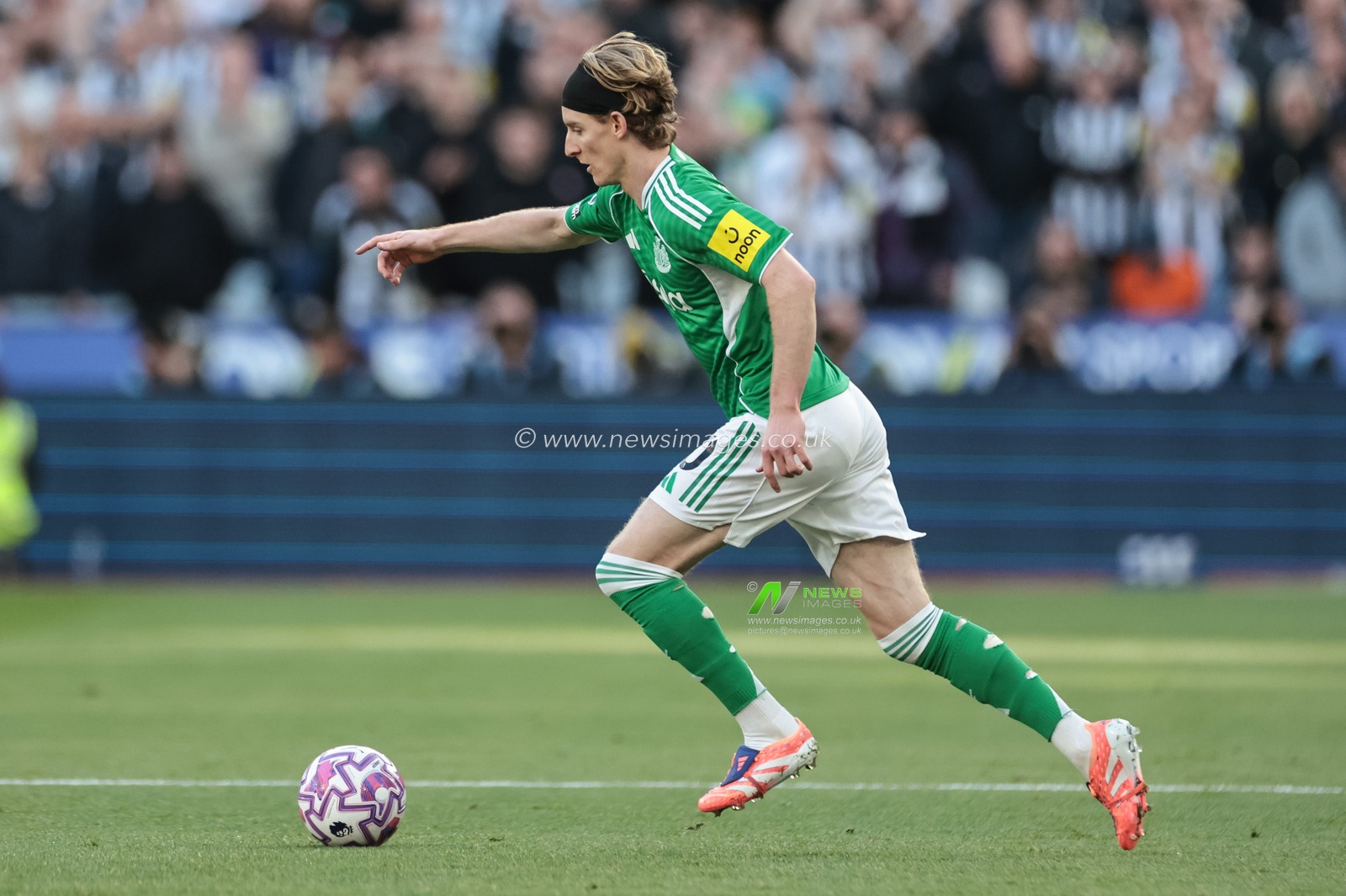 Anthony Gordon of Newcastle Untied breaks with the ball during the Premier League match West Ham United vs Newcastle United at London Stadium, London, United Kingdom, 2nd November 2025

(Photo by Mark Cosgrove/News Images)

*** GER AUT SUI OUT ***