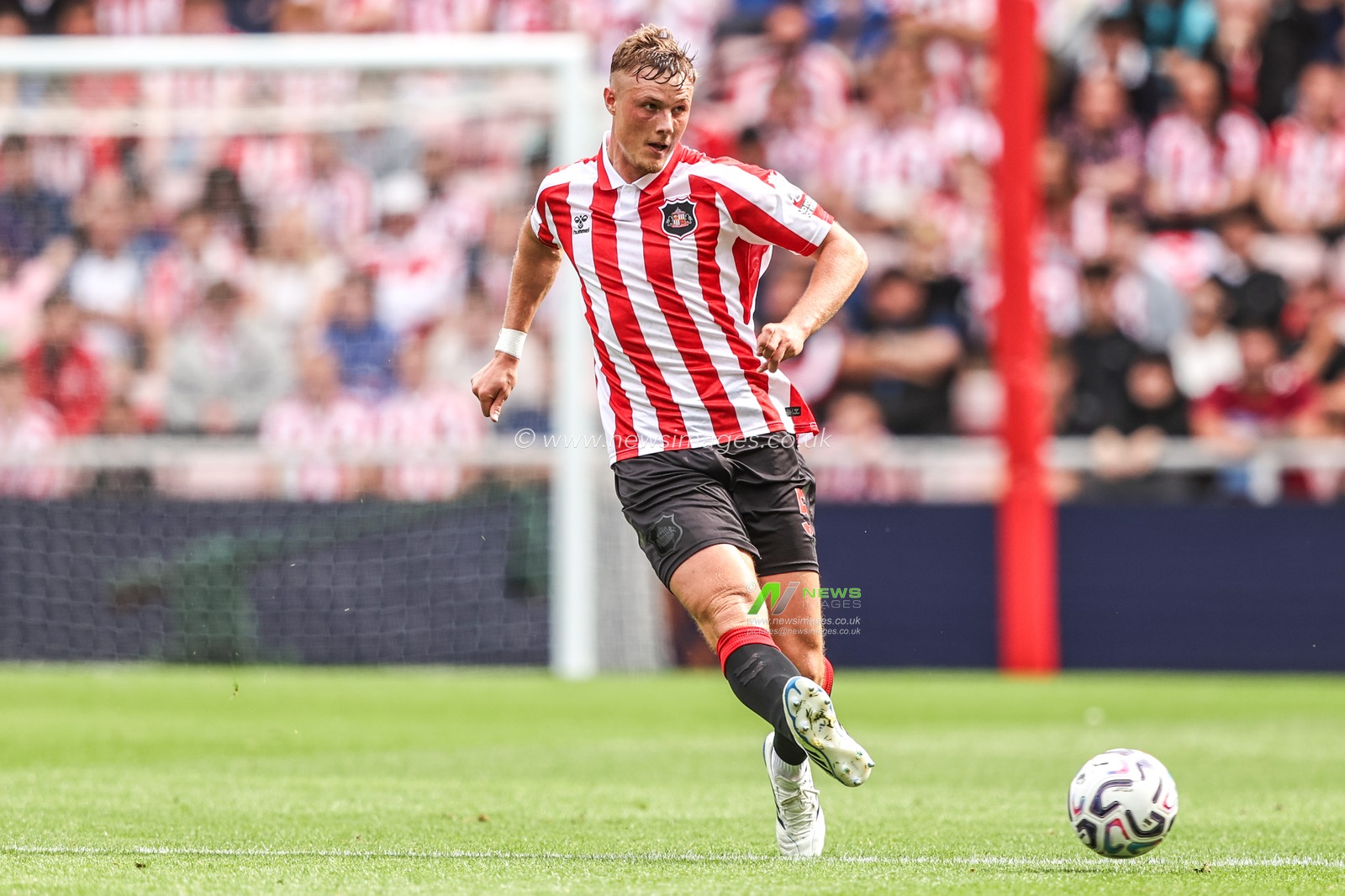 Daniel Ballard of Sunderland passes the ball during the Premier League match Sunderland vs Fulham at Stadium Of Light, Sunderland, United Kingdom on 30 August 2026

(Photo by Alfie Cosgrove/News Images)