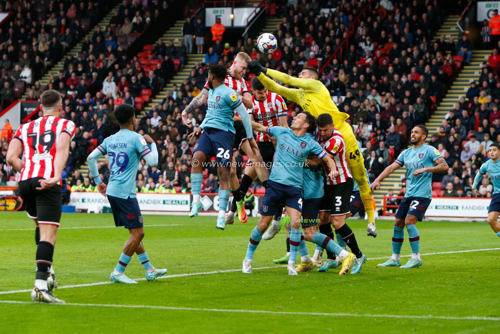 Oliver McBurnie #9 of Sheffield United attempts a header at goal during the Sky Bet Championship match Sheffield United vs Burnley at Bramall Lane, Sheffield, United Kingdom, 5th November 2022

(Photo by Ben Early/News Images)