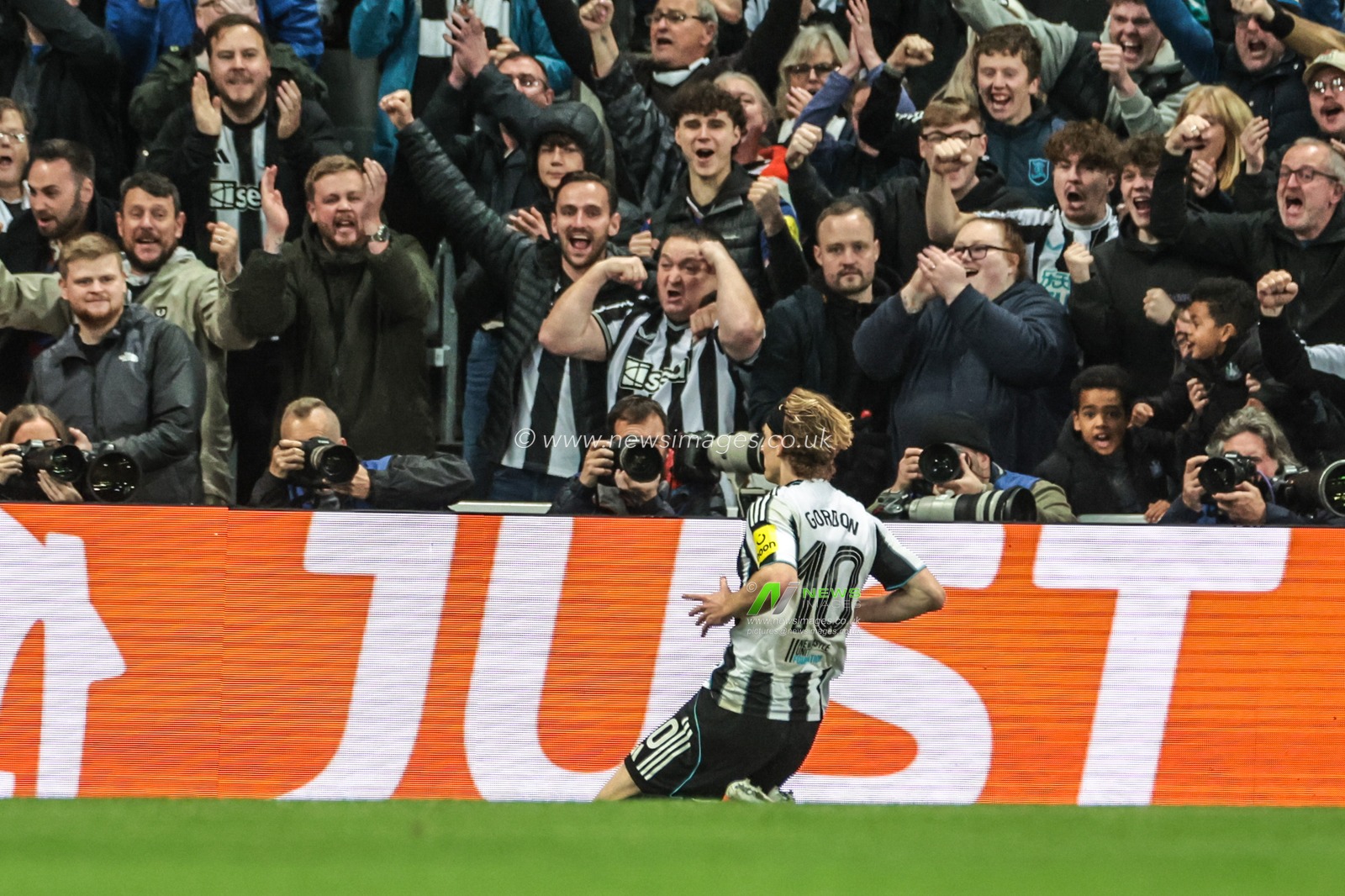 Anthony Gordon of Newcastle United celebrates his goal to make it 1-0 during the UEFA Champions League Matchday 3 of 8 Newcastle United vs Benfica at St. James's Park, Newcastle, United Kingdom, 21st October 2025

(Photo by Mark Cosgrove/News Images)