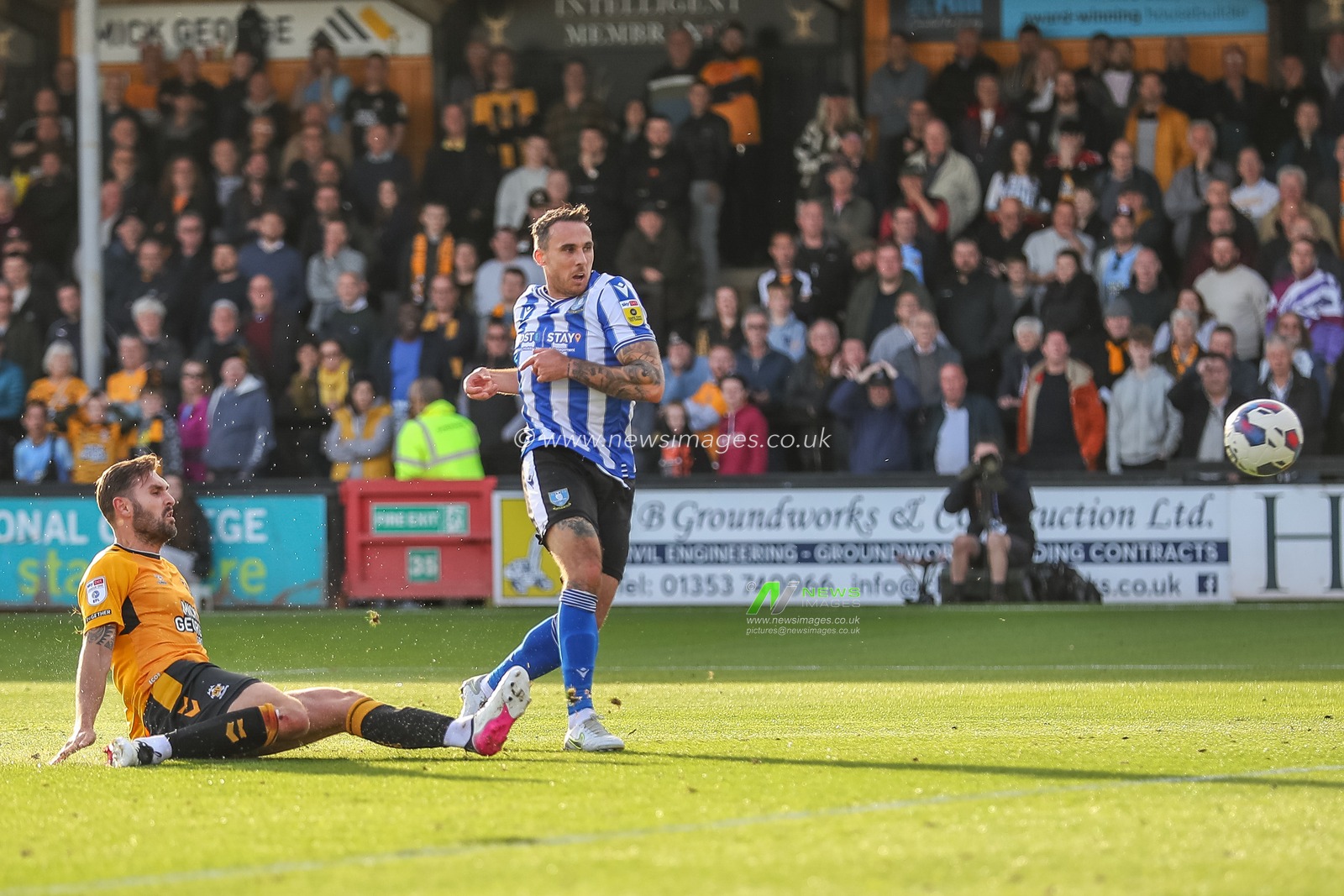 Lee Gregory #9 of Sheffield Wednesday has a shot at goal during the Sky Bet League 1 match Cambridge United vs Sheffield Wednesday at Abbey Stadium, Cambridge, United Kingdom, 15th October 2022

(Photo by Gareth Evans/News Images)
