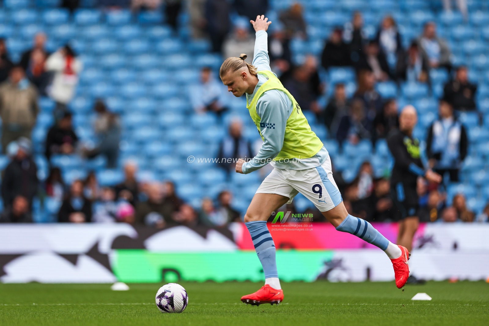 Erling Haaland of Manchester City during pre-game warmup ahead of the Premier League match Manchester City vs Arsenal at Etihad Stadium, Manchester, United Kingdom, 31st March 2024

(Photo by Mark Cosgrove/News Images)