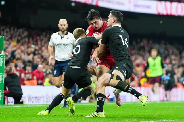 Louis Rees-Zammit of Wales is tackled by Damian McKenzie and Will Jordan of New Zealand during the Quilter Nations Series 2025 match Wales vs New Zealand at Principality Stadium, Cardiff, United Kingdom, 22nd November 2025

(Photo by Andrew Lewis/News Images)

*** GER AUT SUI OUT ***