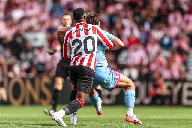 Gonzalo Garcia of Fulham is held back by Nordi Mukiele of Sunderland as they watch the high ball during the Premier League match Sunderland vs Fulham at Stadium Of Light, Sunderland, United Kingdom on 30 August 2026

(Photo by Alfie Cosgrove/News Images)