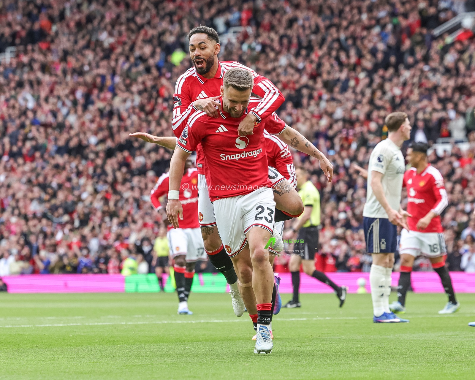 Luke Shaw of Manchester United celebrates his goal to make it 1-0 with team mates during the Premier League match Manchester United vs Nottingham Forest at Old Trafford, Manchester, United Kingdom on 17 May 2026

(Photo by Mark Cosgrove/News Images)