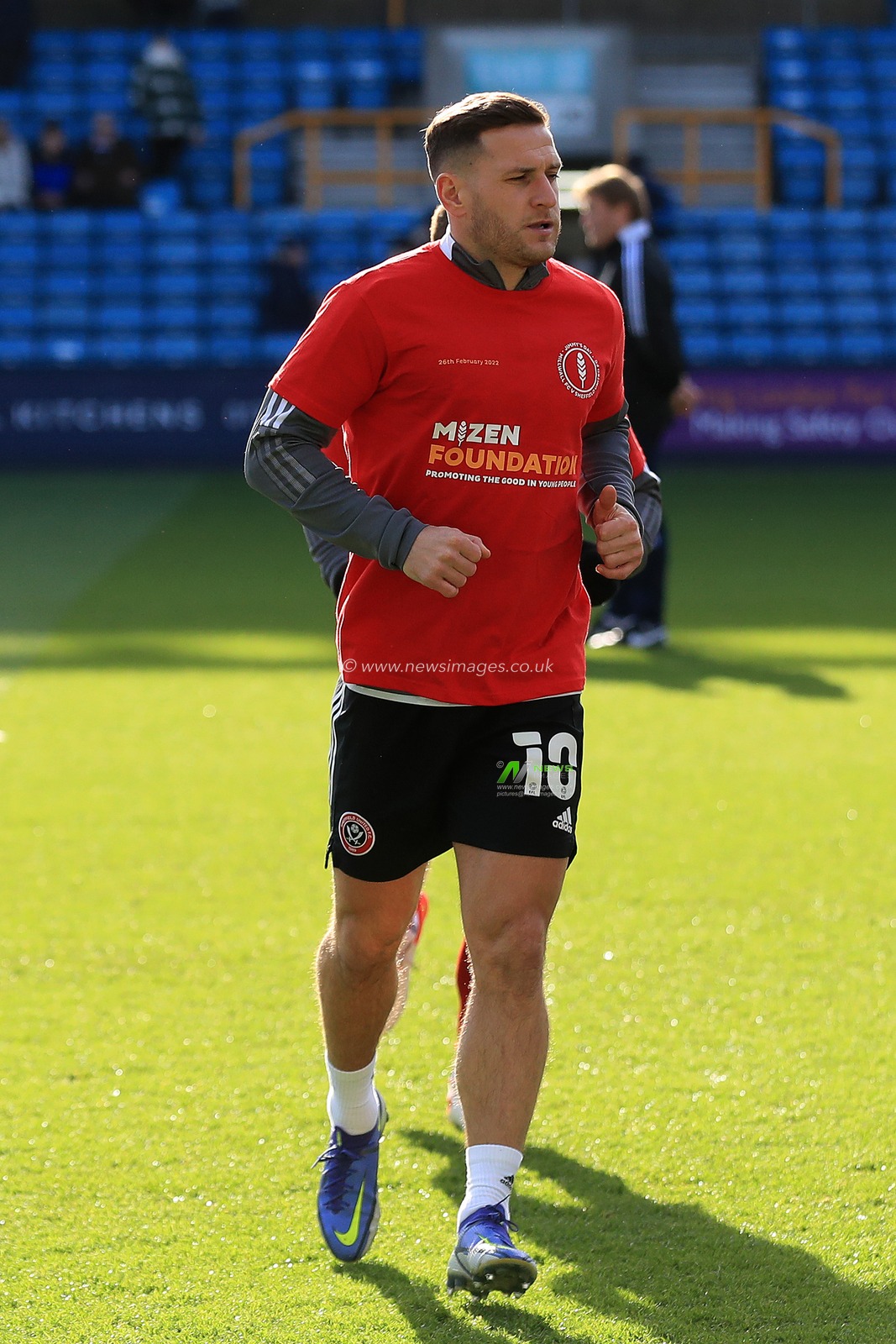 Billy Sharp #10 of Sheffield United warms up.