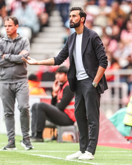 Alvaro Arbeloa manager of Fulham gives his team instructions during the Premier League match Sunderland vs Fulham at Stadium Of Light, Sunderland, United Kingdom on 30 August 2026

(Photo by Alfie Cosgrove/News Images)