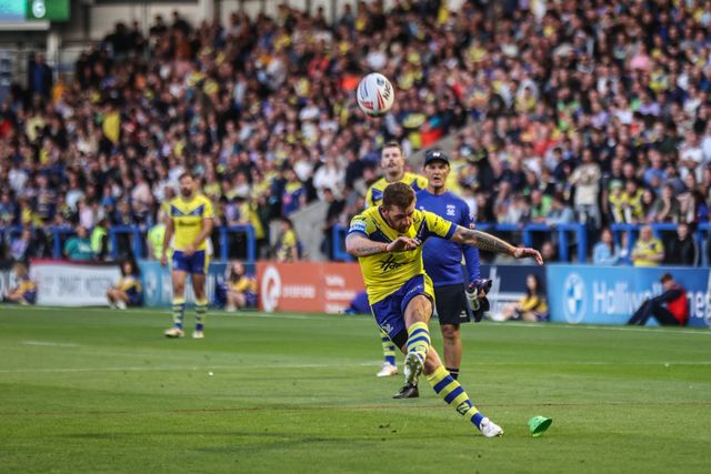 Marc Sneyd of Warrington Wolves scores a penalty during the Betfred Super League round 21 match Warrington Wolves vs Wigan Warriors at Halliwell Jones Stadium, Warrington, United Kingdom, 8th August 2025

(Photo by Alfie Cosgrove/News Images)