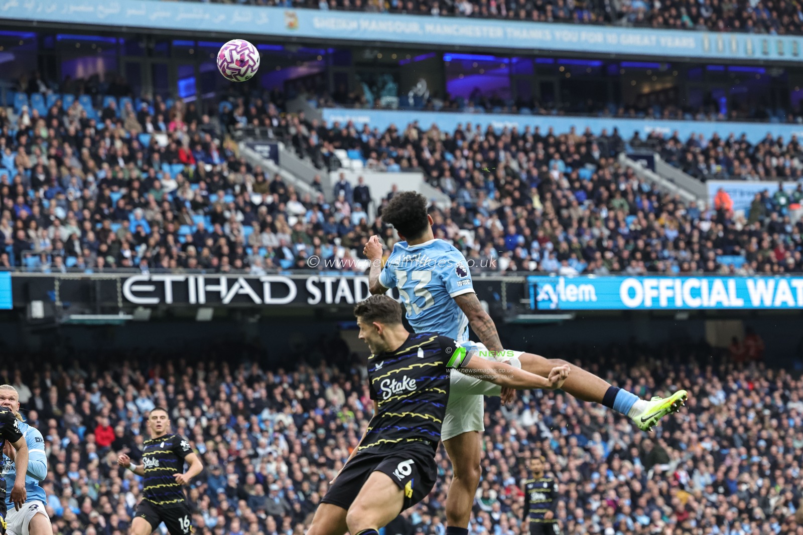 Nico O'Reilly of Manchester City clashes with James Tarkowski of Everton and injures himself during the Premier League match Manchester City vs Everton at Etihad Stadium, Manchester, United Kingdom, 18th October 2025

(Photo by Mark Cosgrove/News Images)