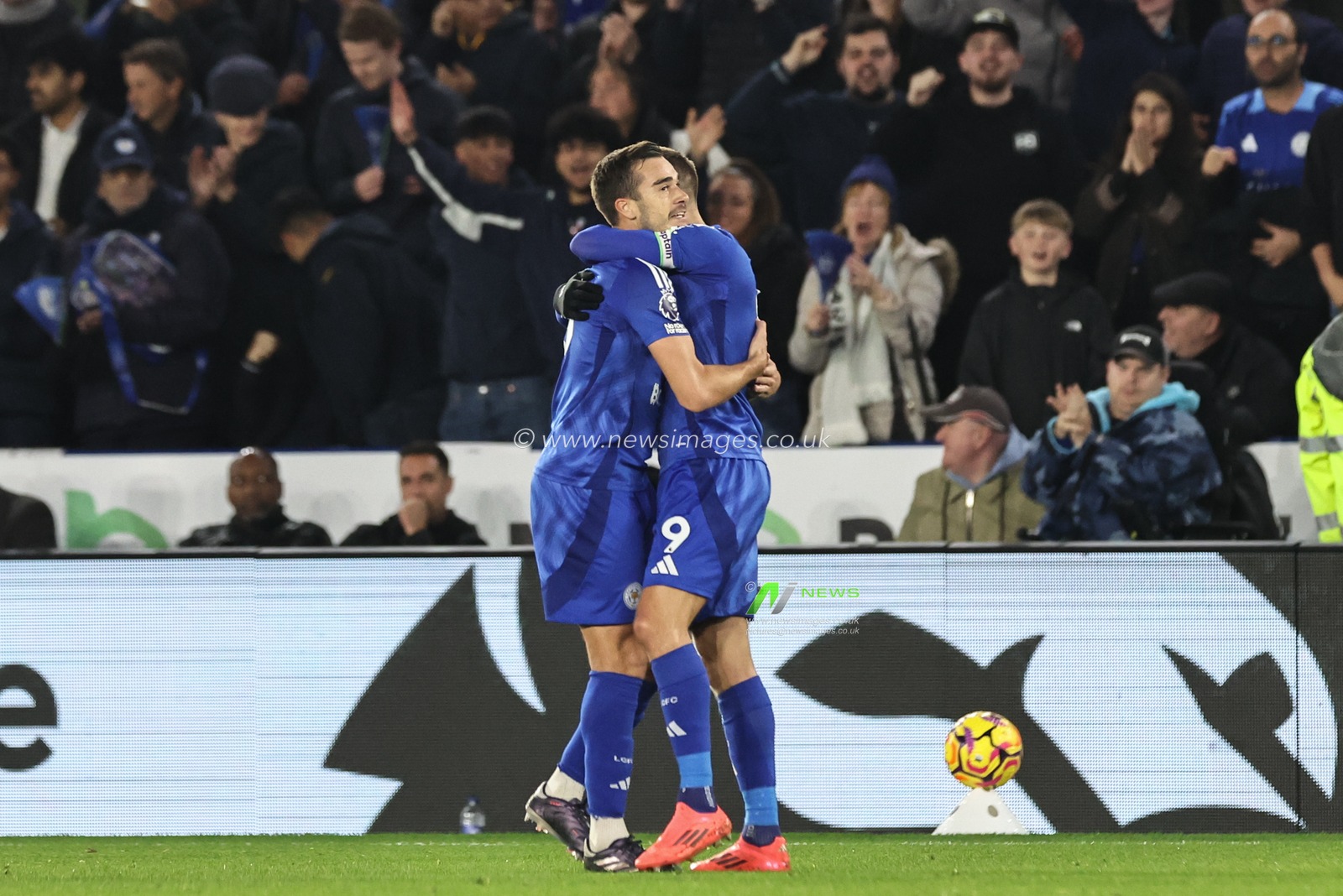 Jamie Vardy of Leicester City celebrates his goal to make it 1-1 during the Premier League match Leicester City vs Nottingham Forest at King Power Stadium, Leicester, United Kingdom, 25th October 2024

(Photo by Mark Cosgrove/News Images)