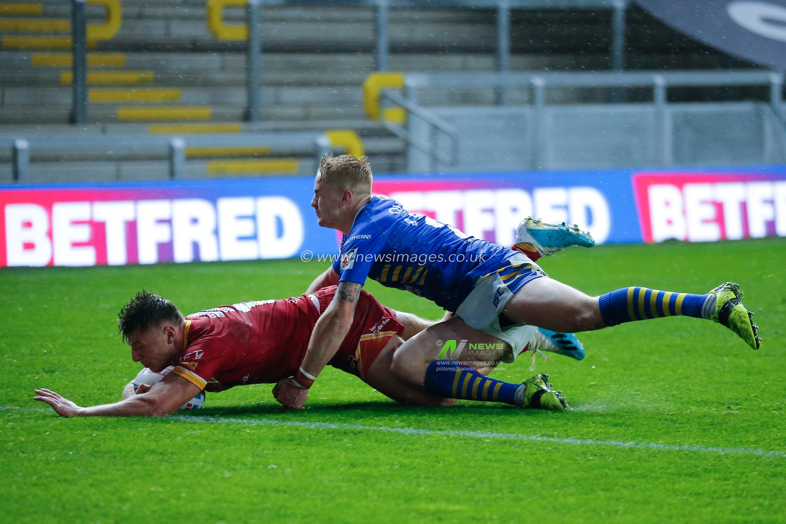 Tom Davies(16) of Catalan Dragons scores his 3rd try of the game against Leeds Rhinos.