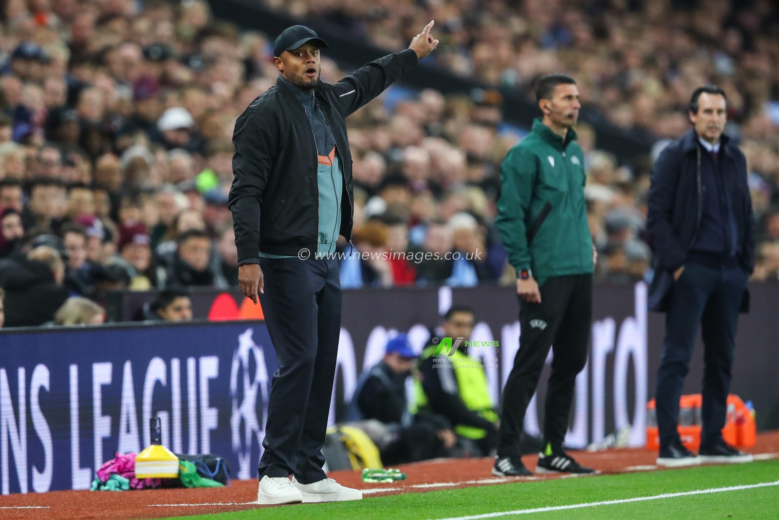 Vincent Kompany manager of Bayern Munich gives his players instructions during the UEFA Champions League League Stage match Aston Villa vs Bayern Munich at Villa Park, Birmingham, United Kingdom, 2nd October 2024

(Photo by Gareth Evans/News Images)