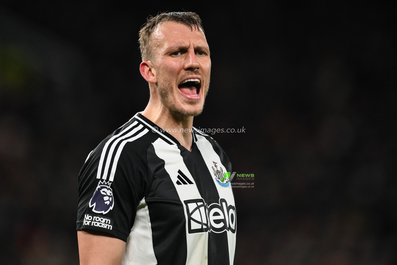 Dan Burn of Newcastle United gives his teammates instructions during the Premier League match Manchester United vs Newcastle United at Old Trafford, Manchester, United Kingdom, 30th December 2024

(Photo by Craig Thomas/News Images)
