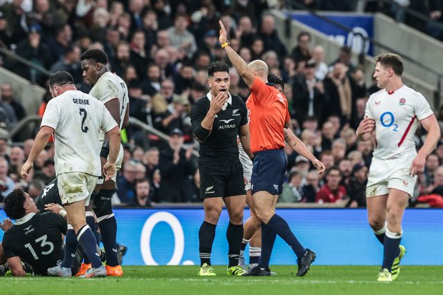 Quinn Tupaea of New Zealand speaks to referee Andrea Piardi during the Quilter Nations Series 2025 match England vs New Zealand at Allianz Stadium, Twickenham, United Kingdom, 15th November 2025

(Photo by Mark Cosgrove/News Images)

*** GER AUT SUI OUT ***