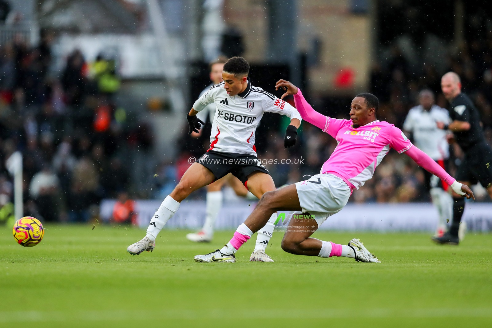 Joshua King of Fulham battles for the ball with Joe Aribo of Southampton during the Premier League match Fulham vs Southampton at Craven Cottage, London, United Kingdom, 22nd December 2024

(Photo by Izzy Poles/News Images)